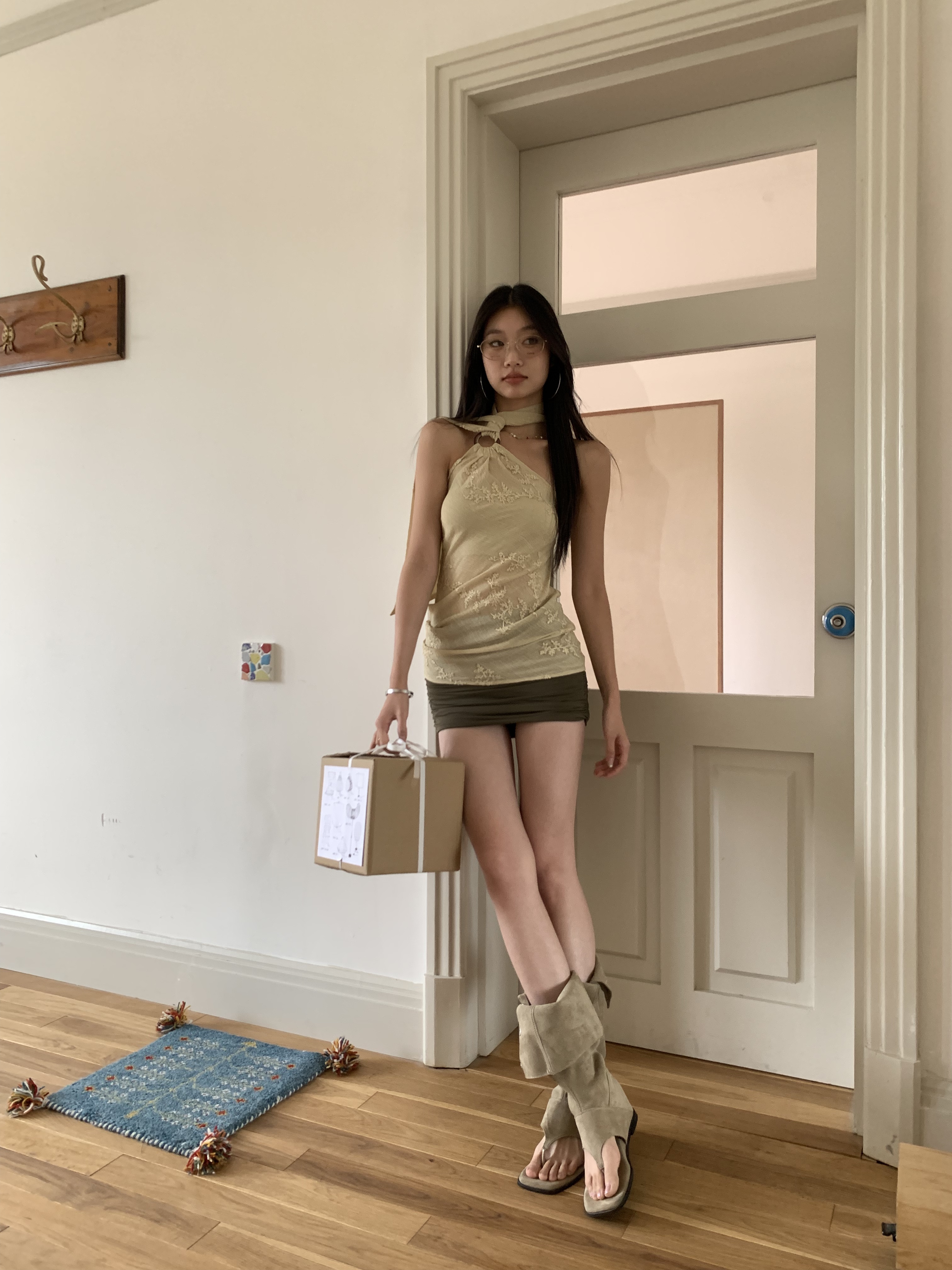 Green low-waist tight skirt, pleated stretch fabric, hot girl style