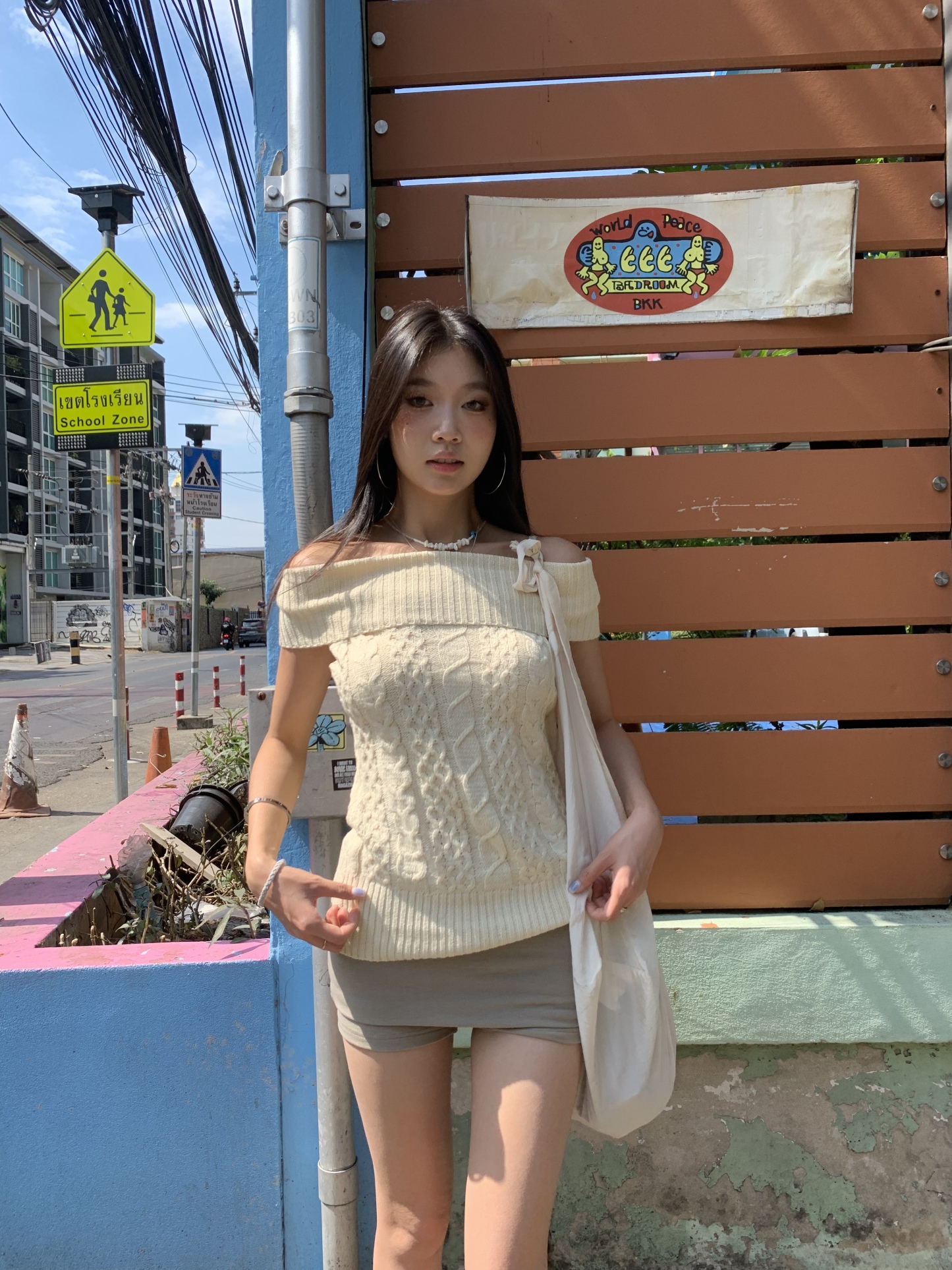 Off-shoulder short-sleeved knitted shirt with a fitted knitted pattern