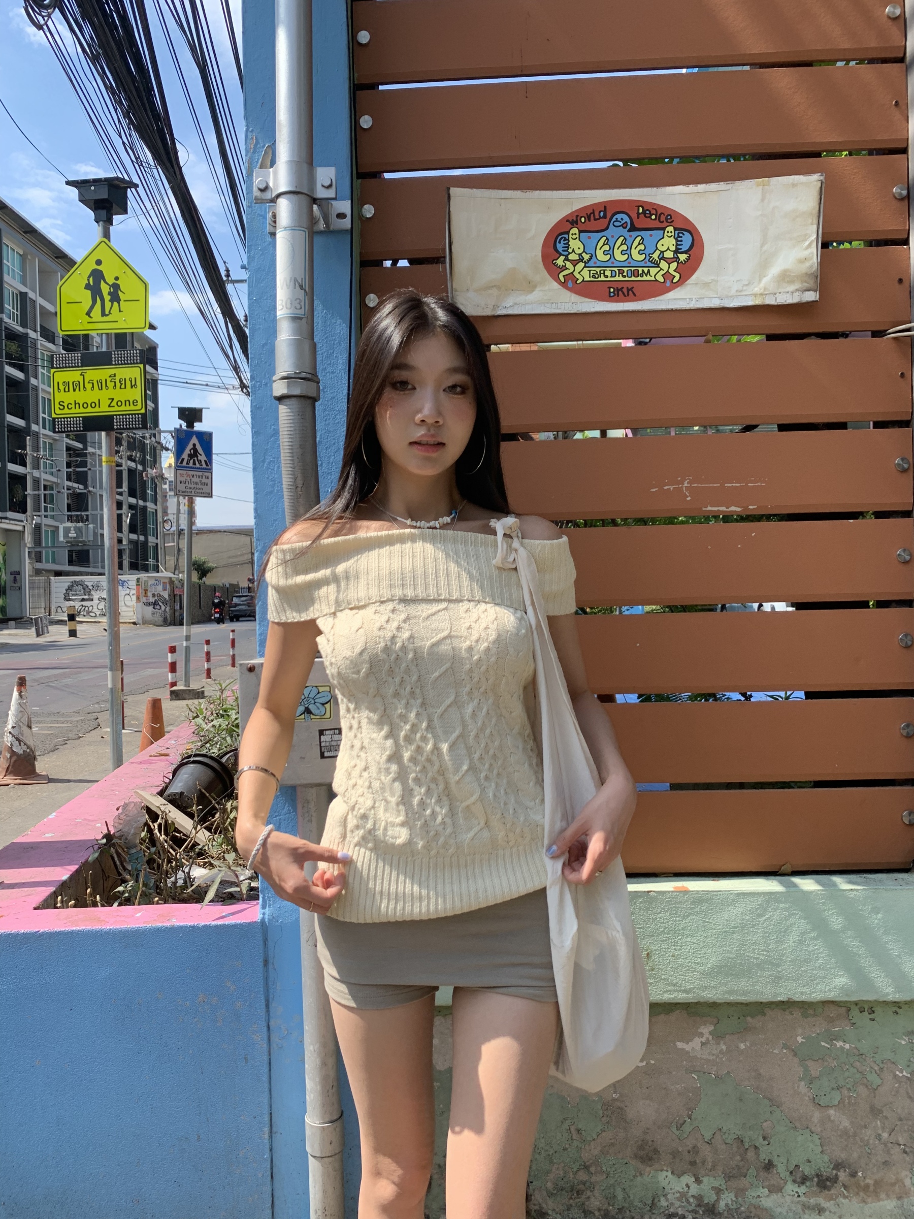 Off-shoulder short-sleeved knitted shirt with a fitted knitted pattern