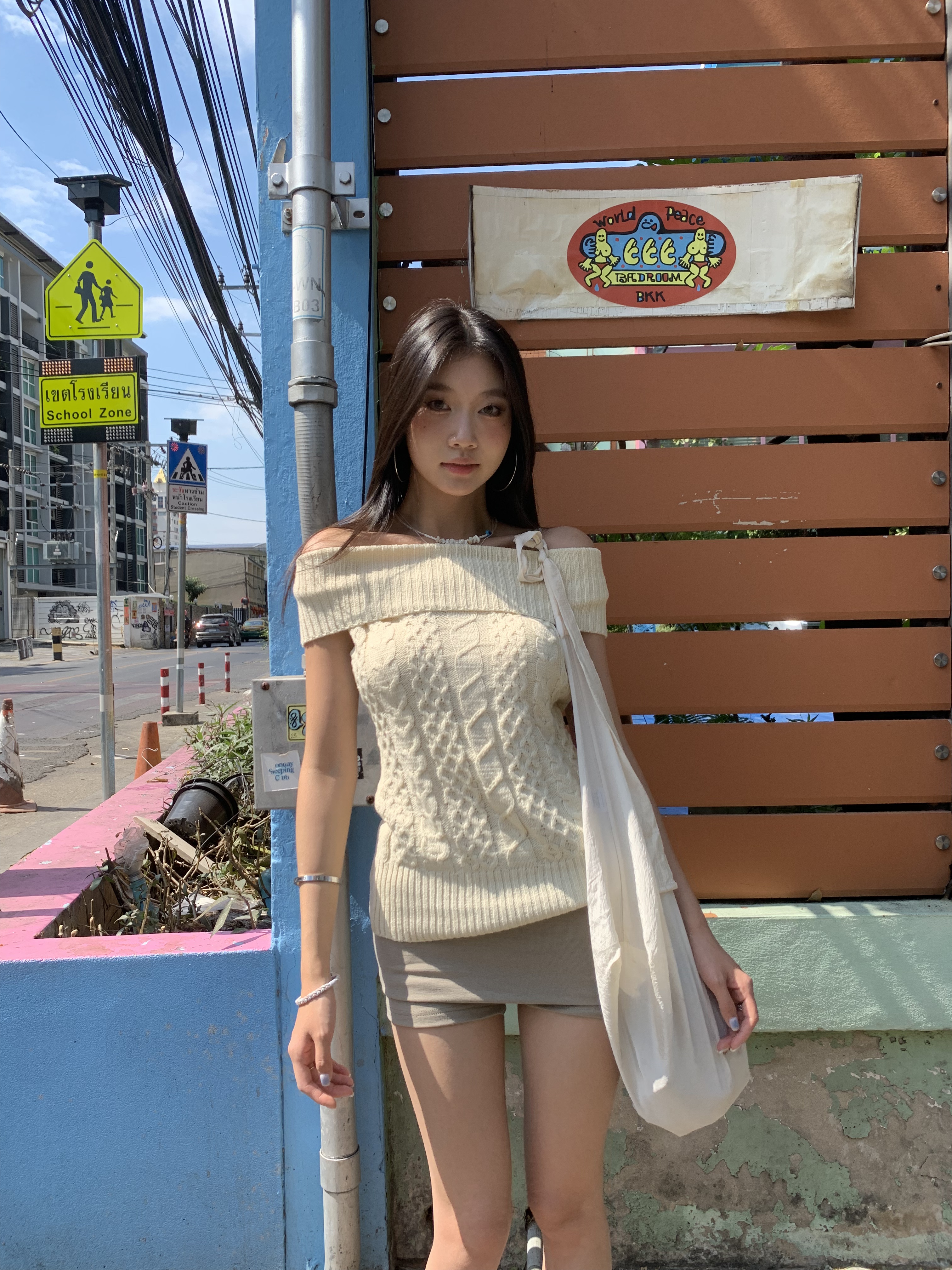 Off-shoulder short-sleeved knitted shirt with a fitted knitted pattern