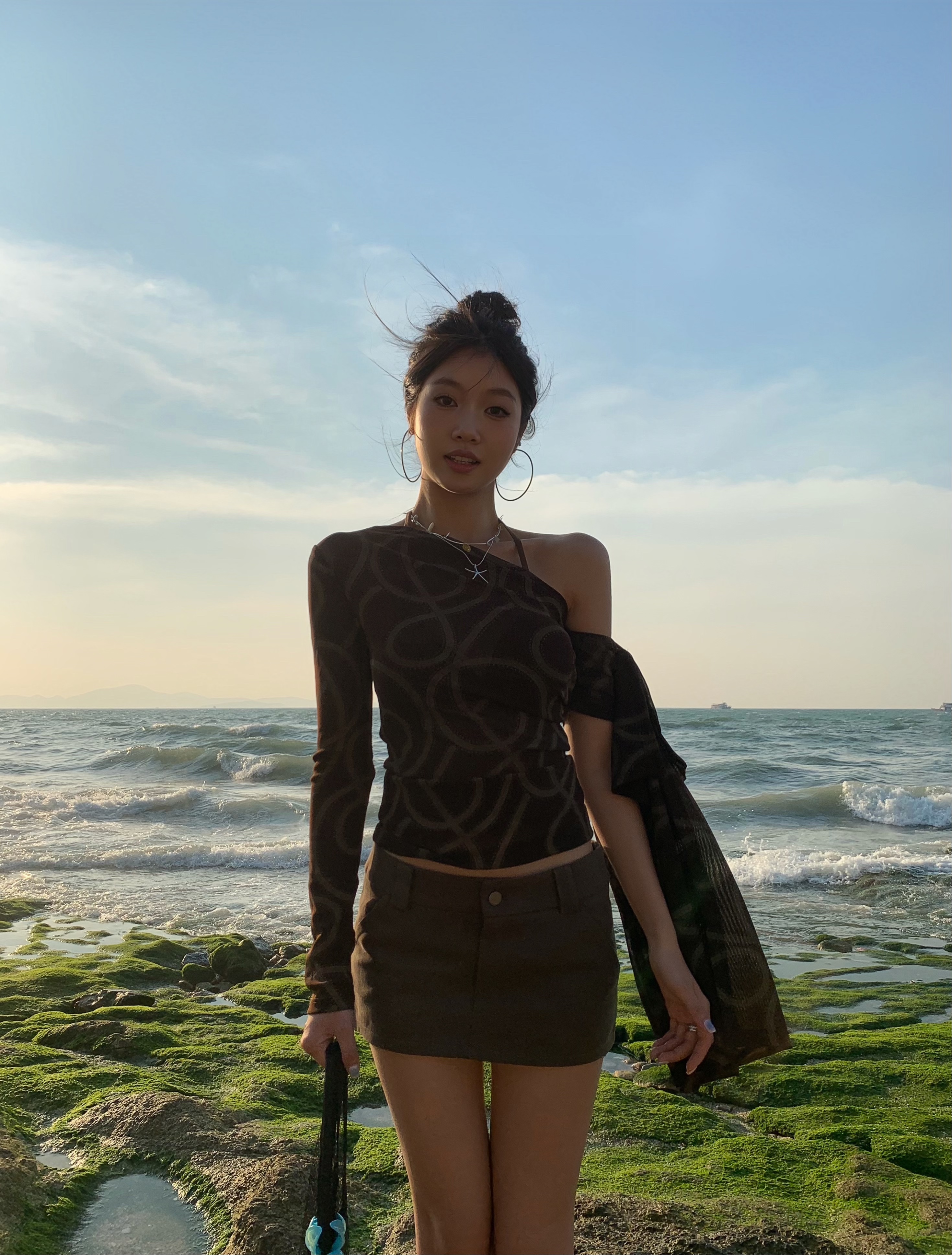 Stylish off-shoulder long-sleeved shirt with side tie, sexy and form-fitting style, thin mesh fabric, new fashion