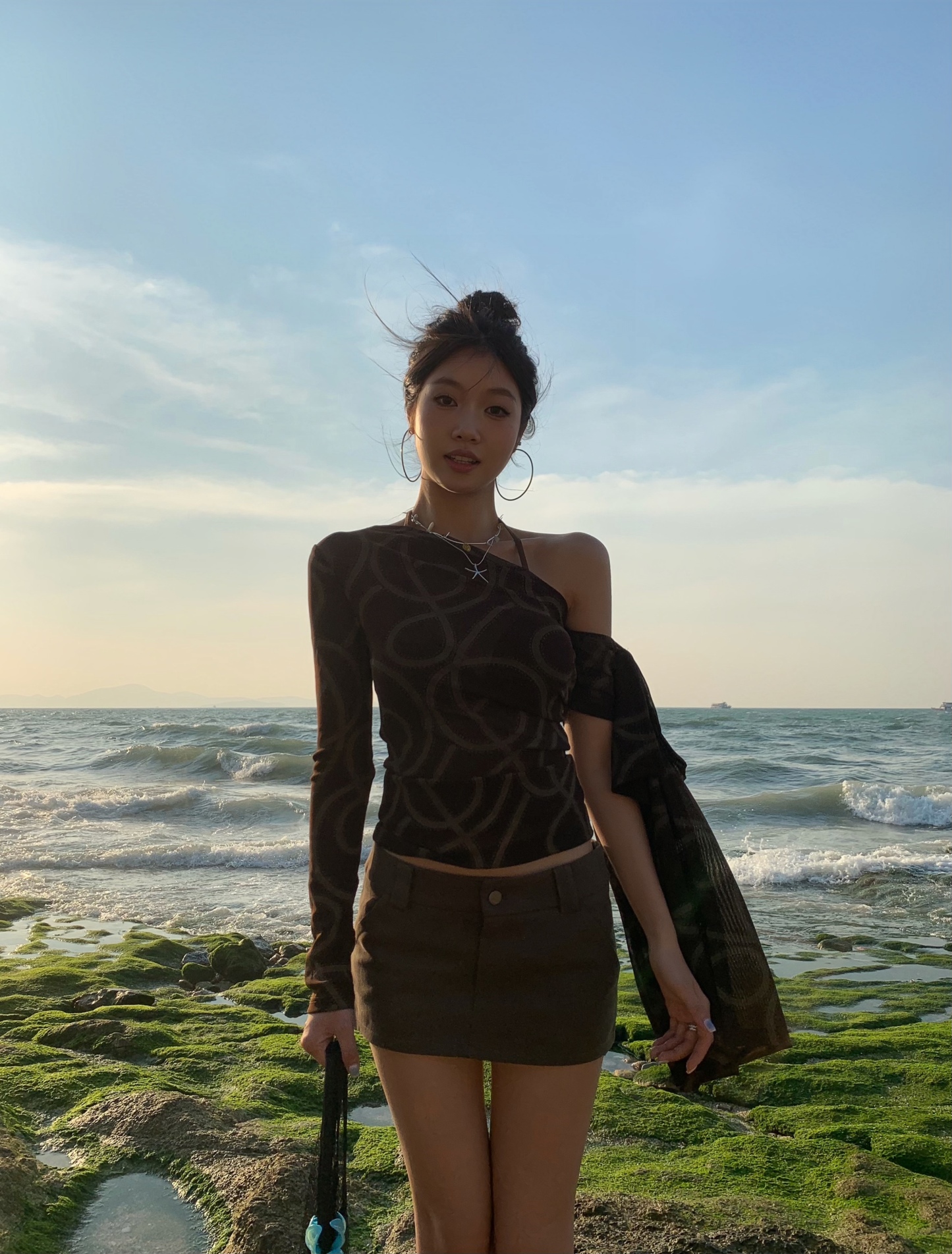 Stylish off-shoulder long-sleeved shirt with side tie, sexy and form-fitting style, thin mesh fabric, new fashion