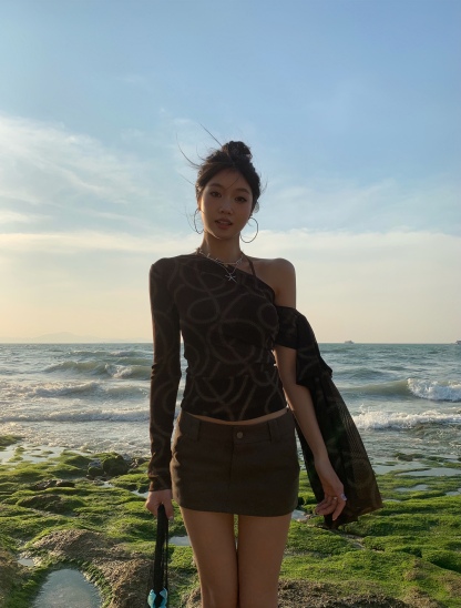 Stylish off-shoulder long-sleeved shirt with side tie, sexy and form-fitting style, thin mesh fabric, new fashion