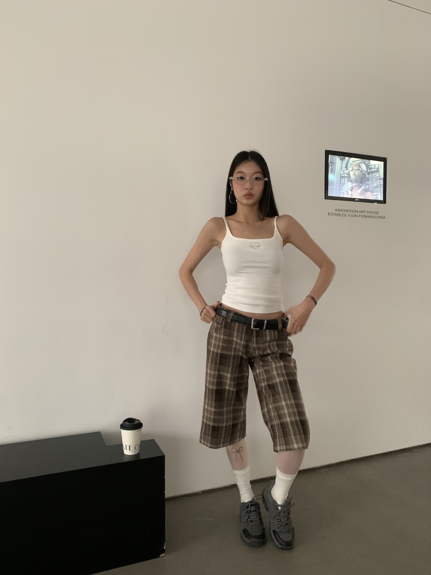 Women's brown three-quarter pants, stylish and cool, straight-legged pants, vintage style