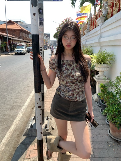 Leopard print off-shoulder top, vintage style, slim-looking, can be worn on many occasions, unique