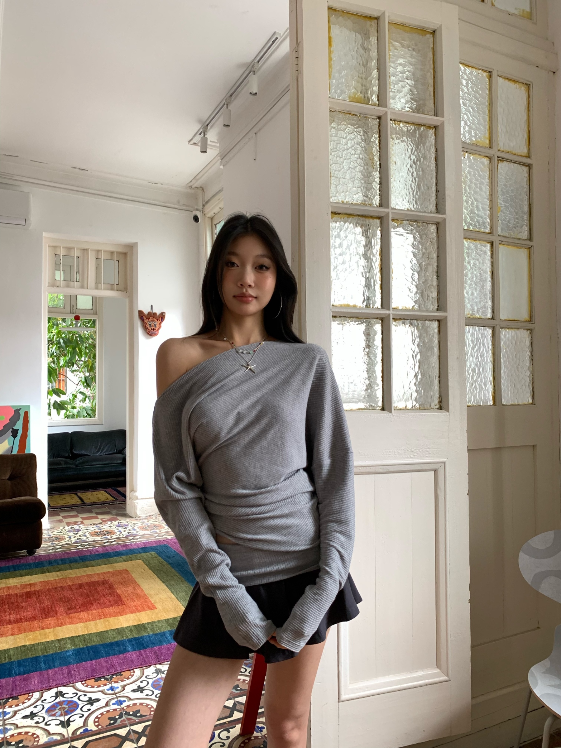 Batwing sleeve off-shoulder fitted long-sleeved shirt + gray mini skirt