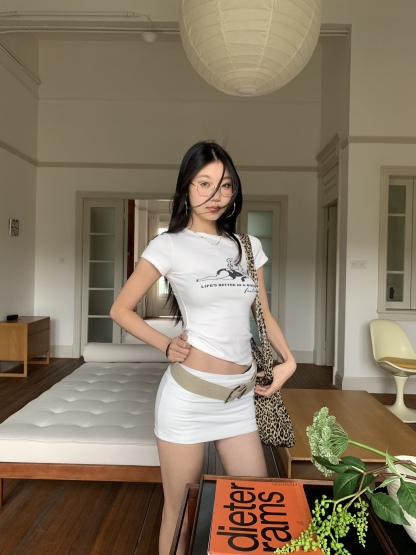 A set of white T-shirt and white low-waist mini skirt, chic, slim-fitting, hot.