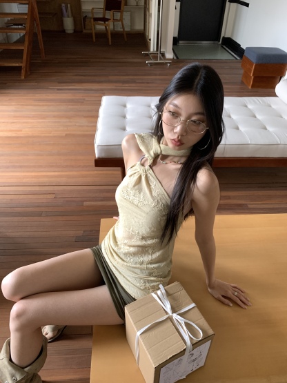 Green low-waist tight skirt, pleated stretch fabric, hot girl style