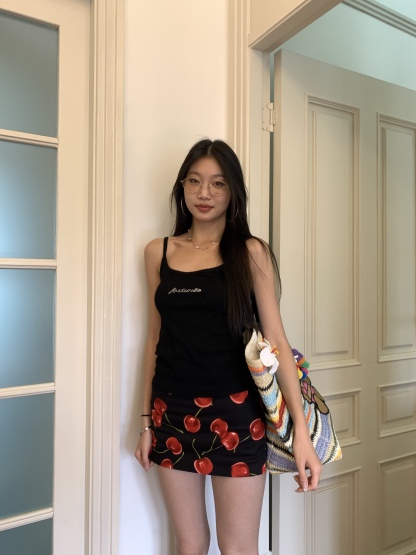Red cherry print mini skirt, low waist style 