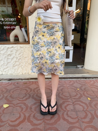 Mid-length skirt with ruffled edge design and multi-colored floral print