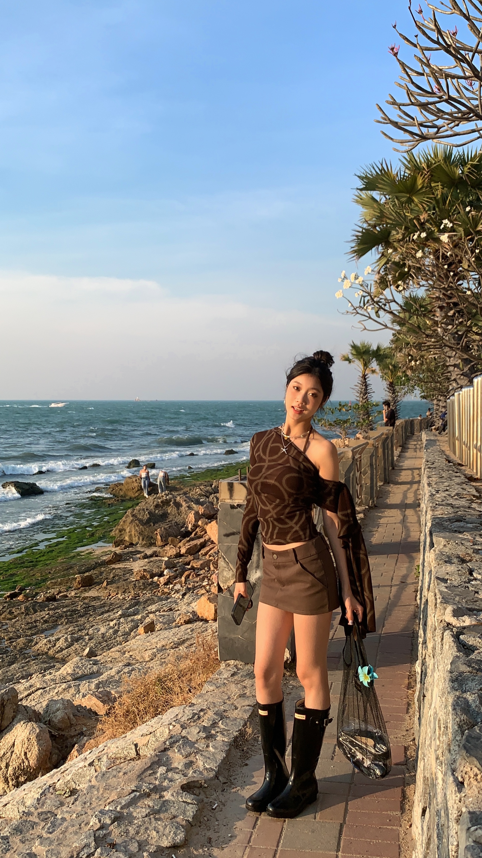 Stylish off-shoulder long-sleeved shirt with side tie, sexy and form-fitting style, thin mesh fabric, new fashion