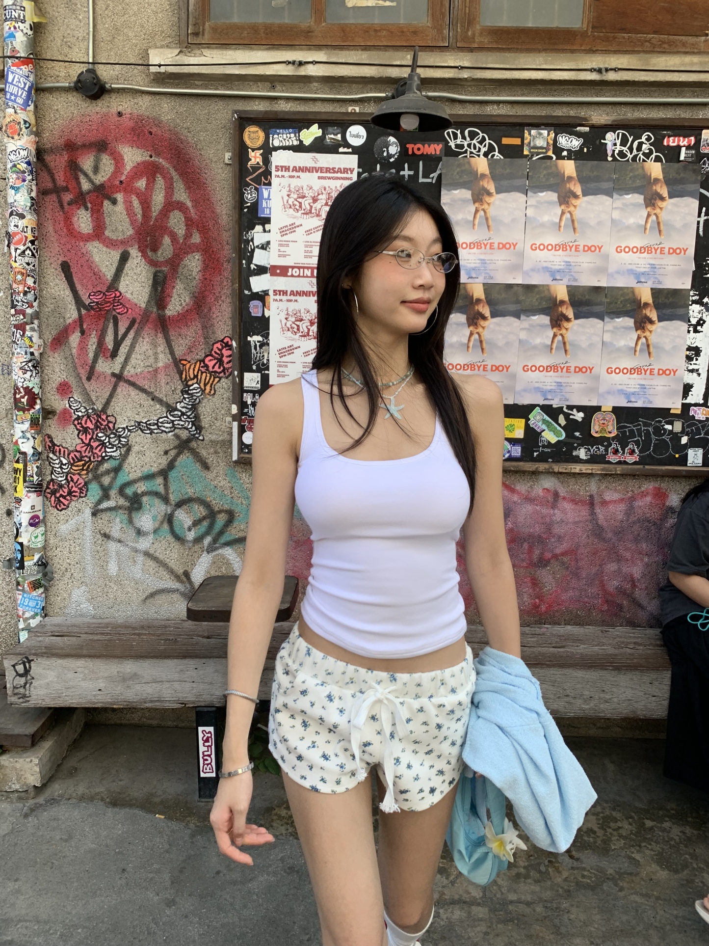 Low-waist floral shorts in a relaxed design with a drawstring waistband