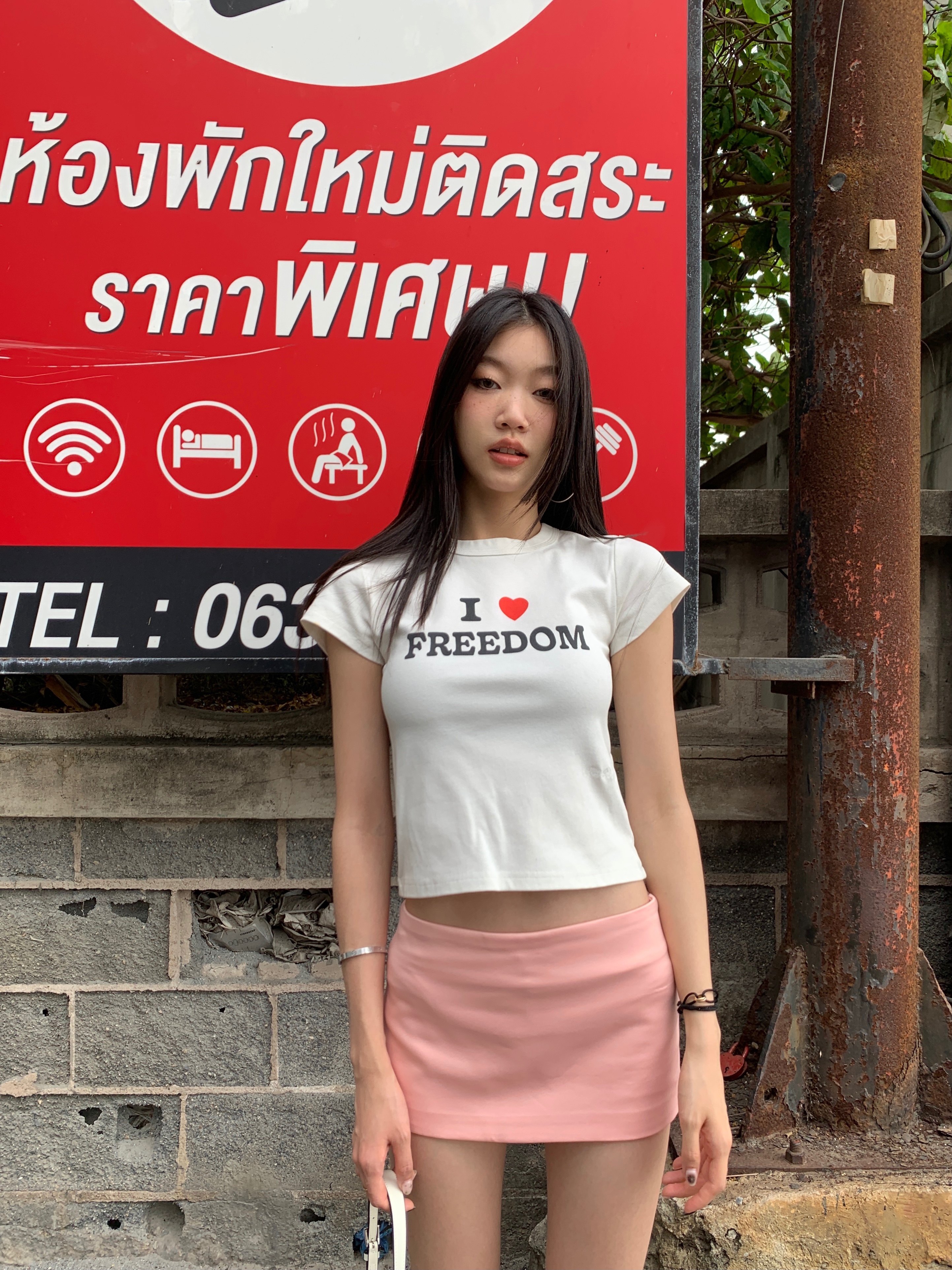 Low-waisted pink shorts skirt