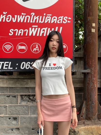 Low-waisted pink shorts skirt