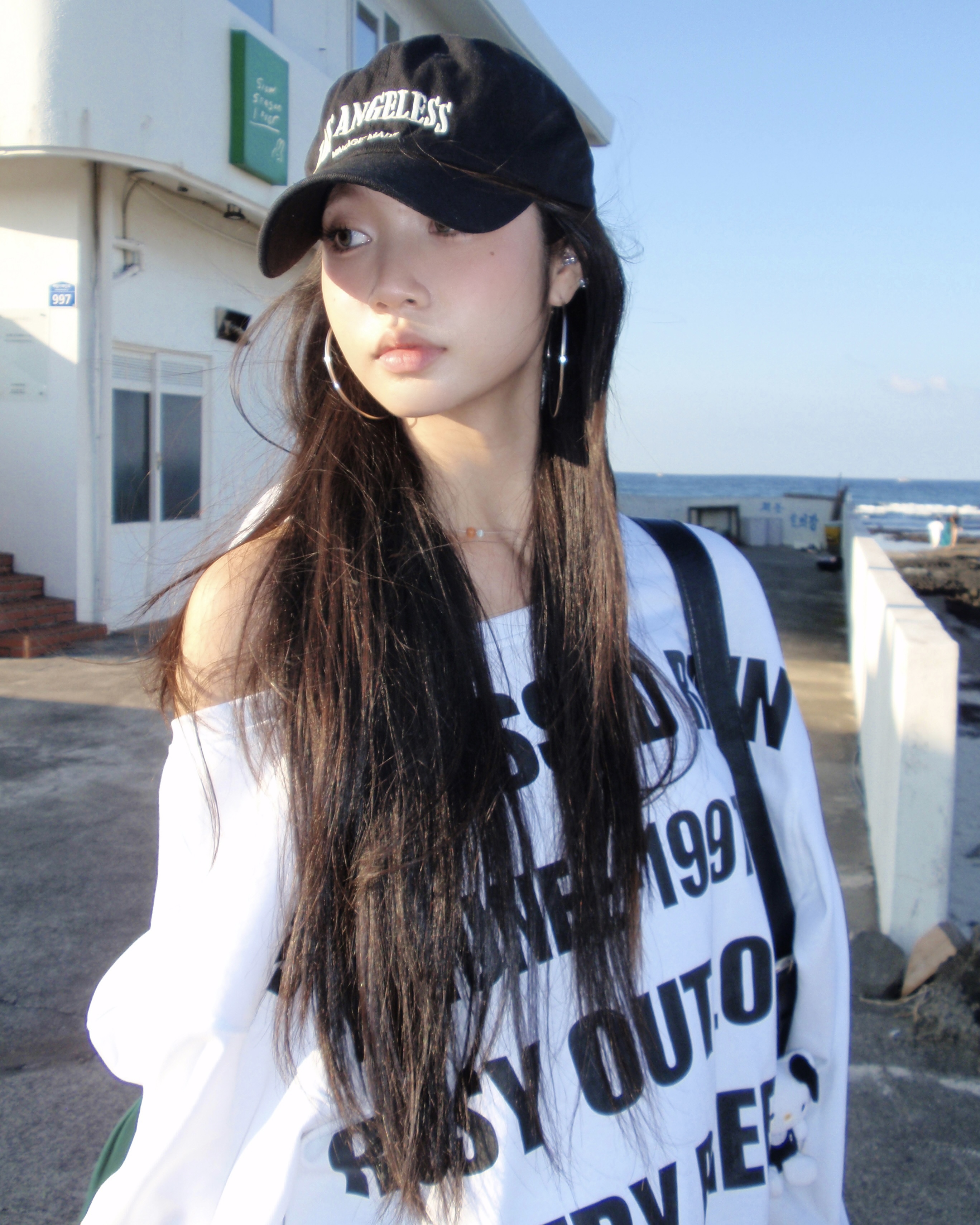 Loose long-sleeved sweater with slanted shoulder design