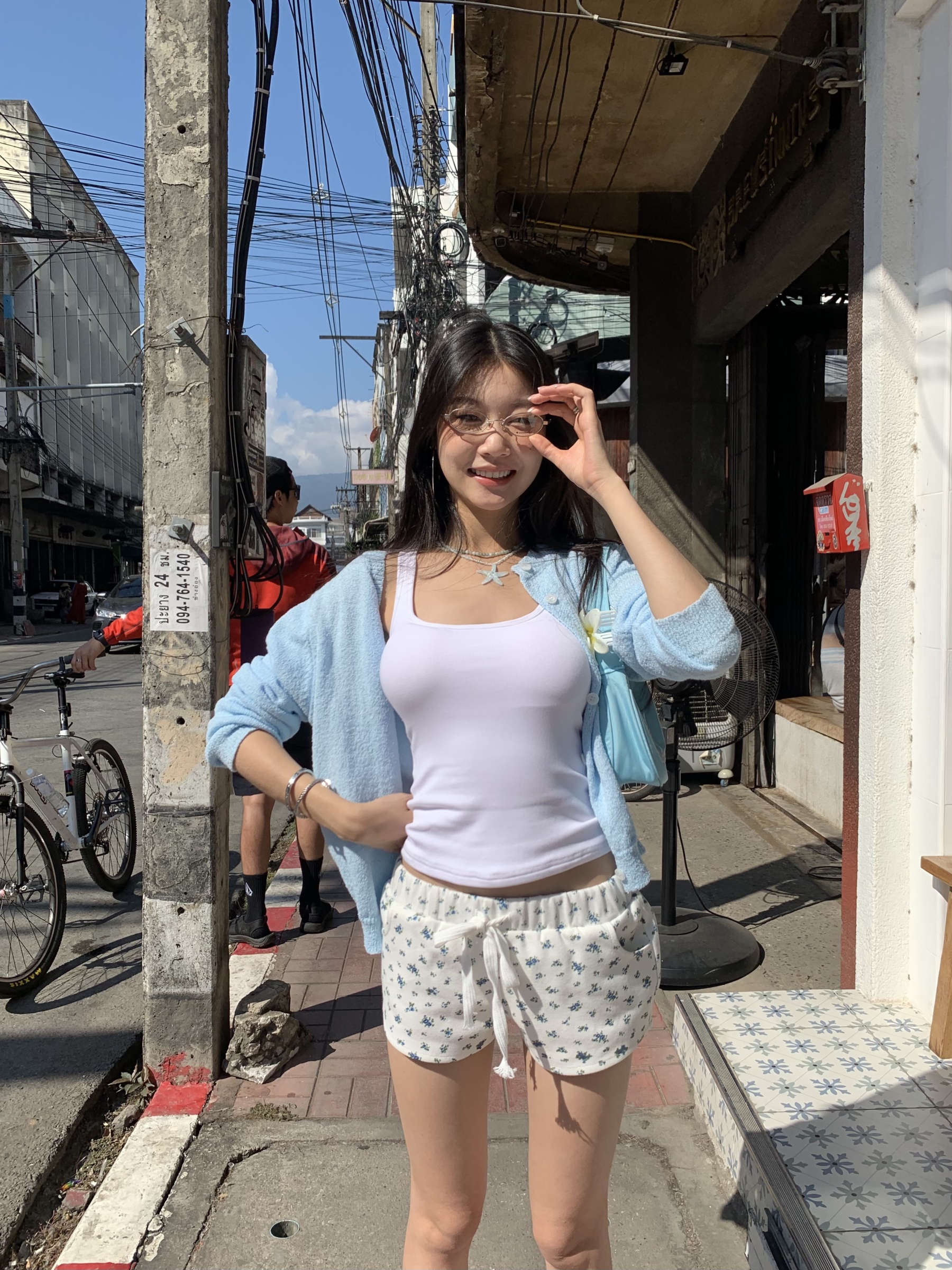 Low-waist floral shorts in a relaxed design with a drawstring waistband