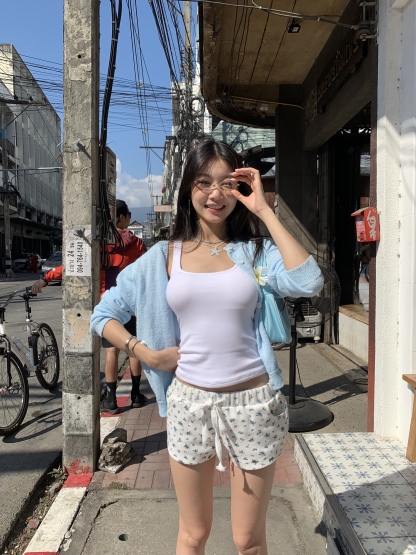 Low-waist floral shorts in a relaxed design with a drawstring waistband