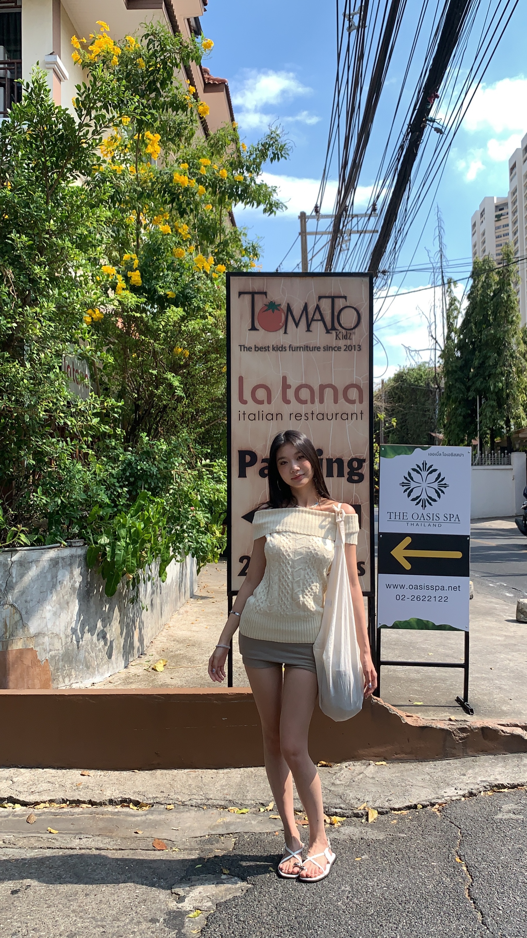 Off-shoulder short-sleeved knitted shirt with a fitted knitted pattern