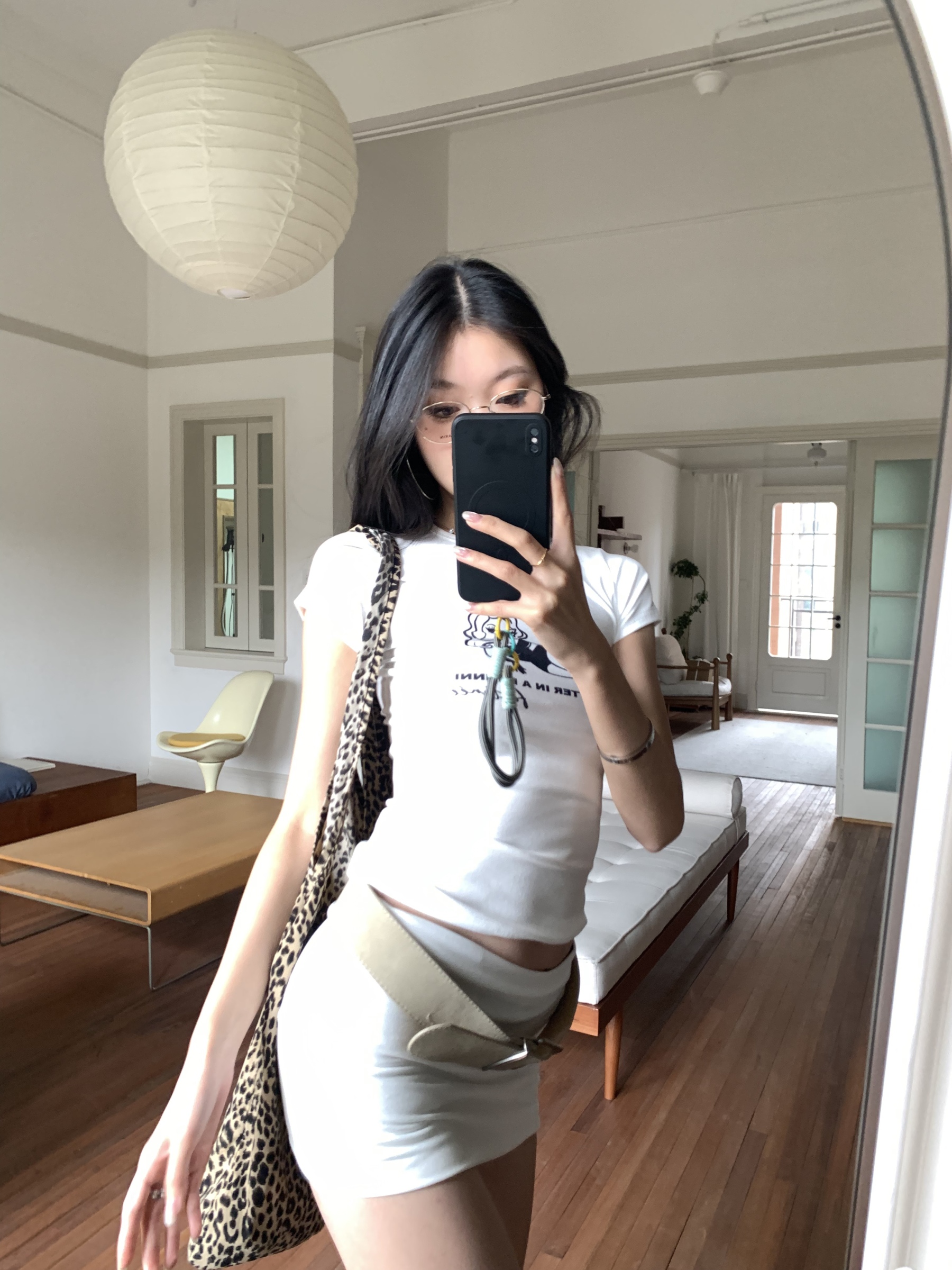 A set of white T-shirt and white low-waist mini skirt, chic, slim-fitting, hot.