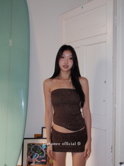 Brown tube top and low-waist skirt set
