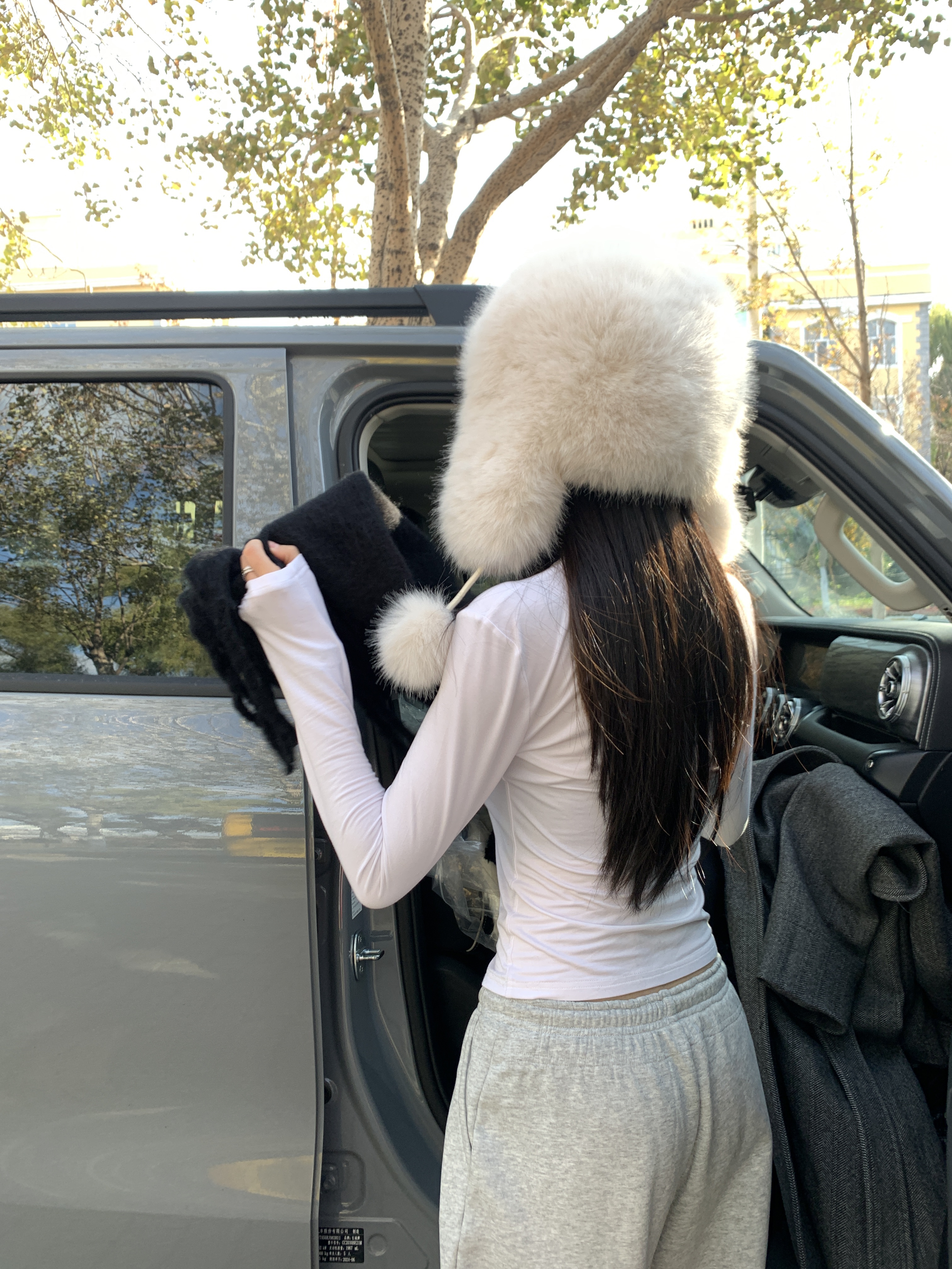 New minimalist long-sleeved T-shirt with round neck design