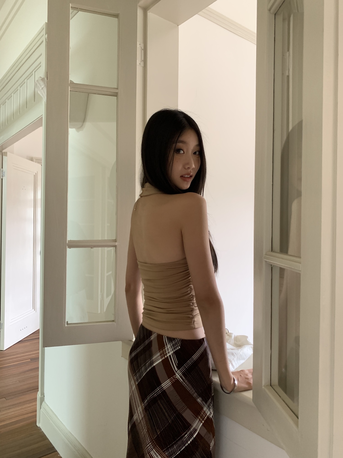 Strapless top with pleated design, backless, slim fit