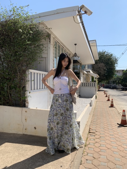 A-line long skirt, high waist, flared, light and comfortable to wear, with a gradient colored circle pattern
