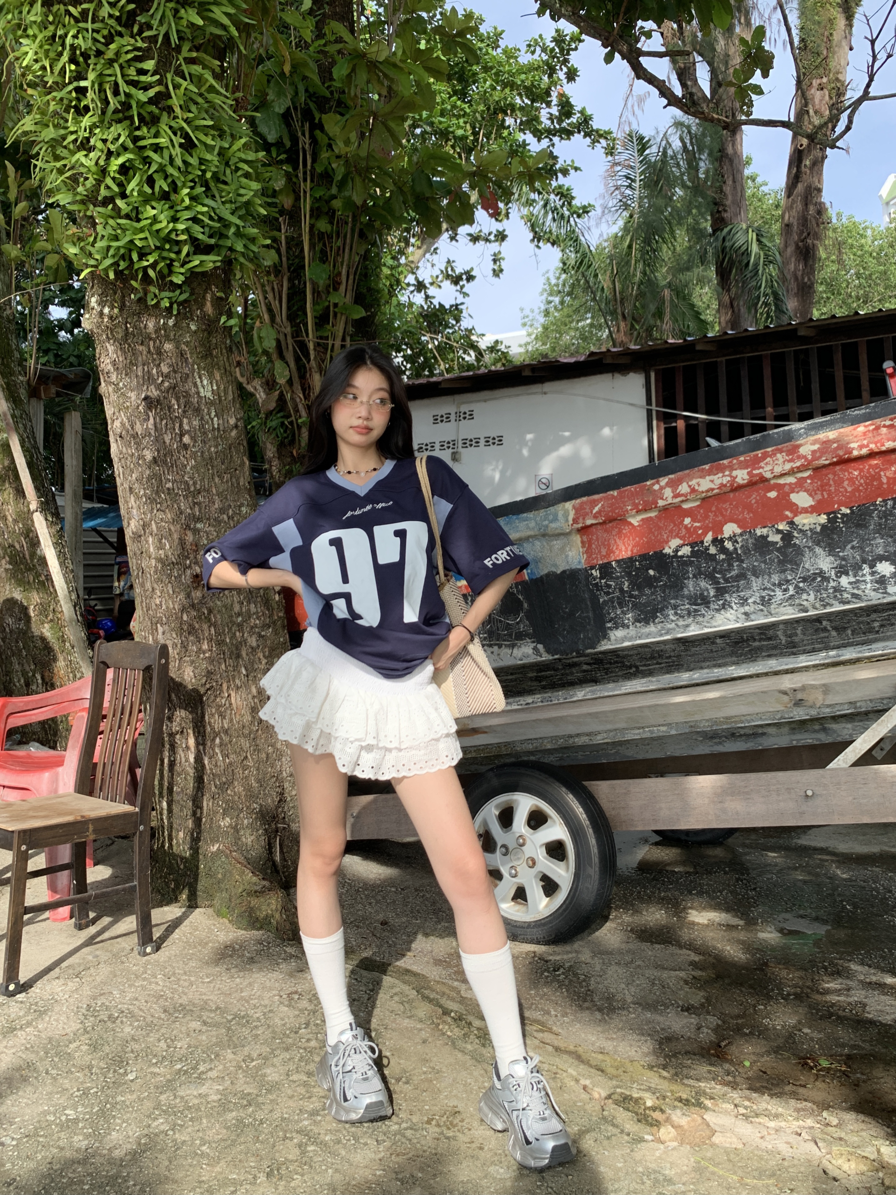 A low-waist short skirt with embroidered patterns, lace-trimmed edges, and a puffy cake-style design.