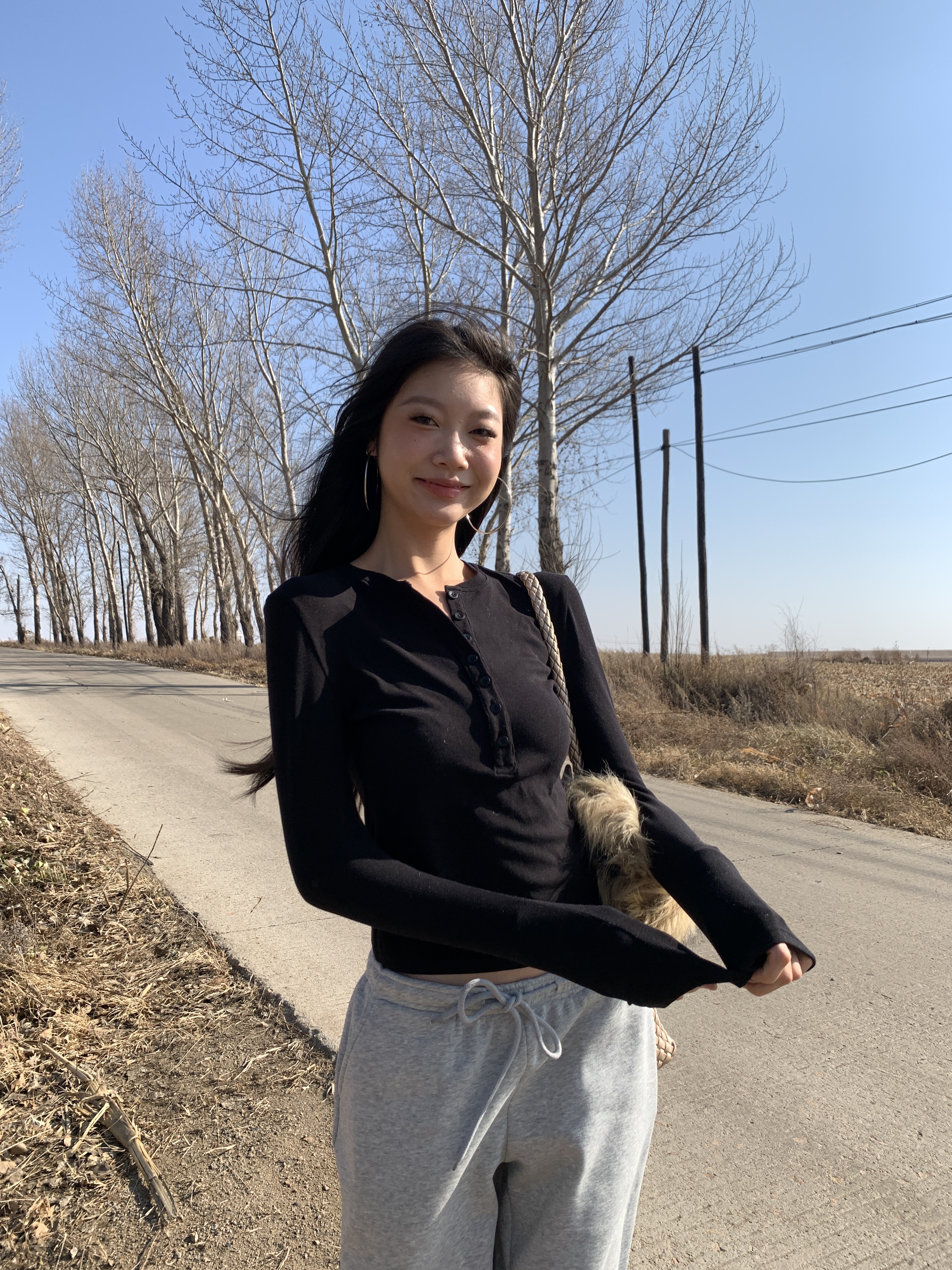 New minimalist long-sleeved T-shirt with round neck design