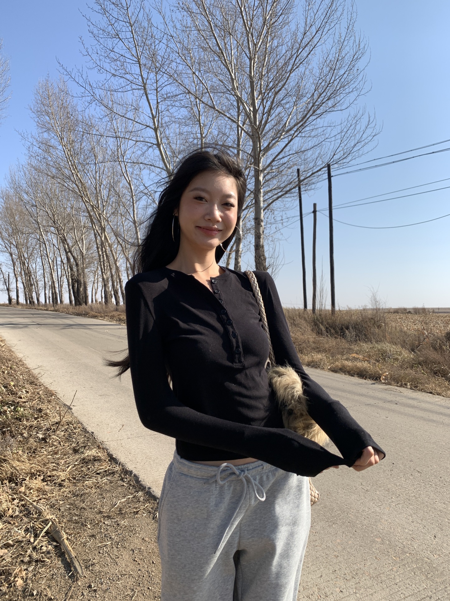 New minimalist long-sleeved T-shirt with round neck design