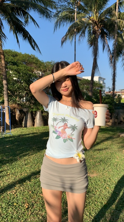 Wide-neck, open-shoulder T-shirt in light blue, Baby Blue tone, short sleeves, highly stretchable, form-fitting, easy to match.