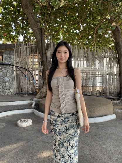 A tube top with a ruffled design, a tight waist, and a hot style.