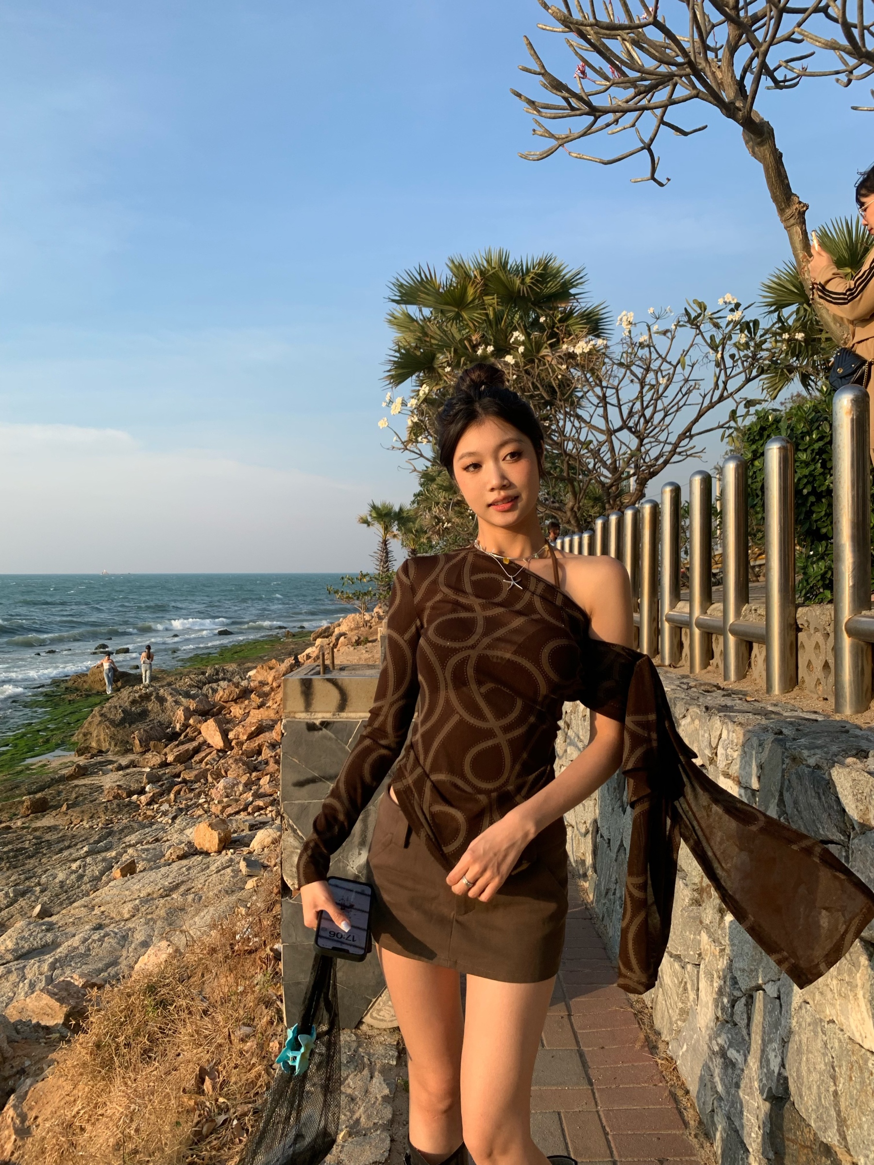 Stylish off-shoulder long-sleeved shirt with side tie, sexy and form-fitting style, thin mesh fabric, new fashion