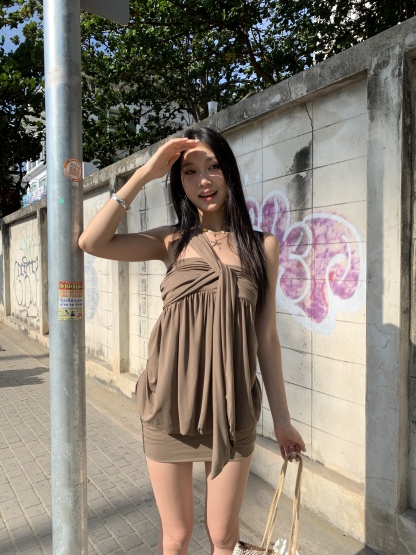 A casual dress with a single strap on one side, a twisted design at the chest, slimming the figure, a chic look designed for summer
