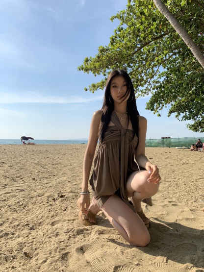 A casual dress with a single strap on one side, a twisted design at the chest, slimming the figure, a chic look designed for summer