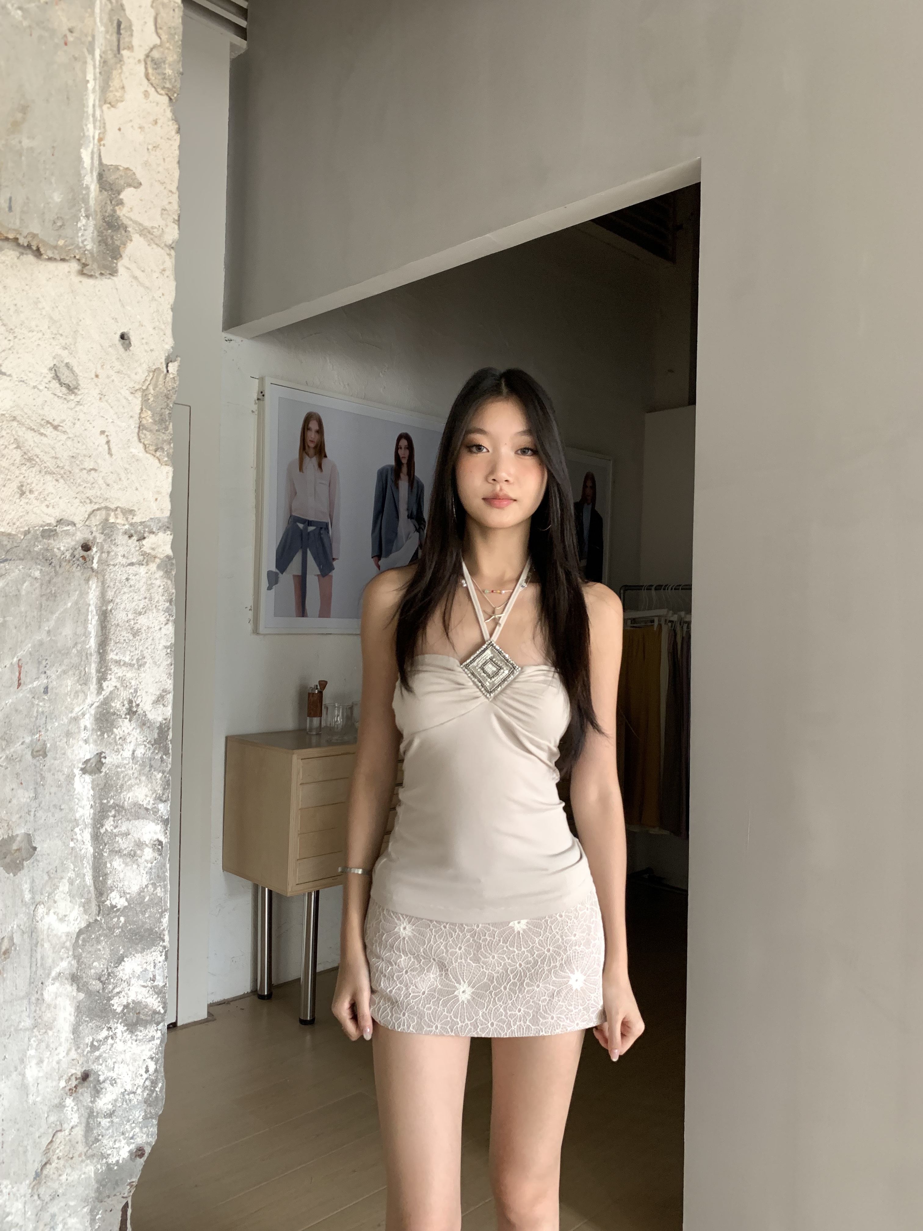 Sexy low-waisted tight-fitting skirt with a unique design and floral lace decorations