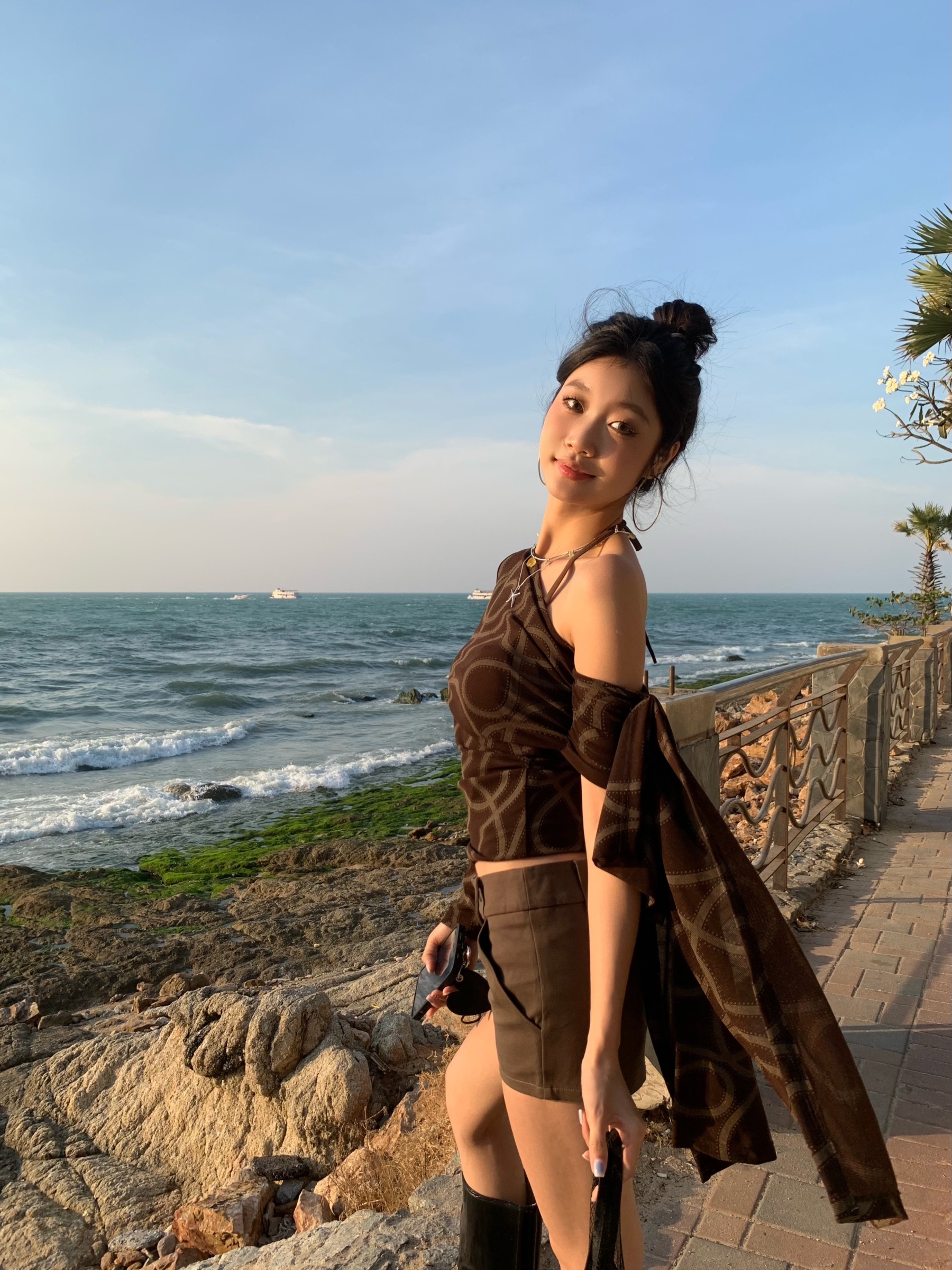 Stylish off-shoulder long-sleeved shirt with side tie, sexy and form-fitting style, thin mesh fabric, new fashion