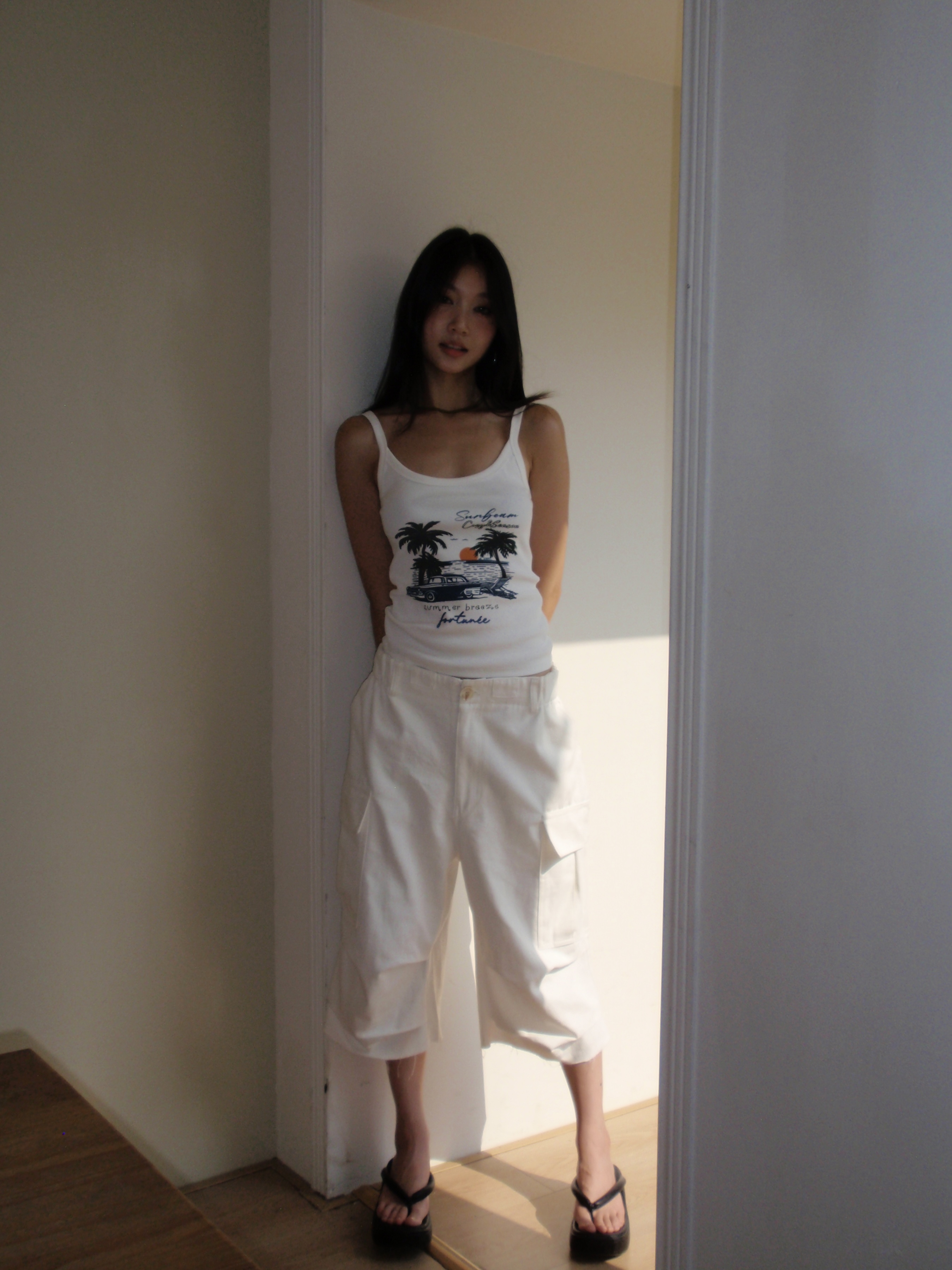 White straight-cut five-point shorts, vintage style, comfortable to wear, easy to match