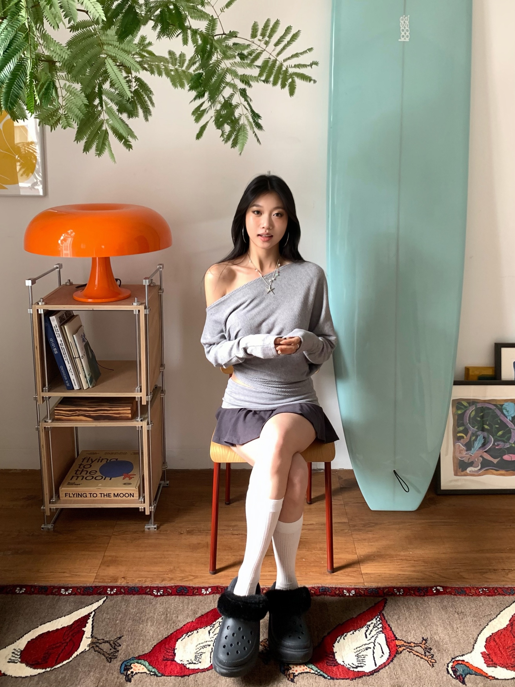 Batwing sleeve off-shoulder fitted long-sleeved shirt + gray mini skirt