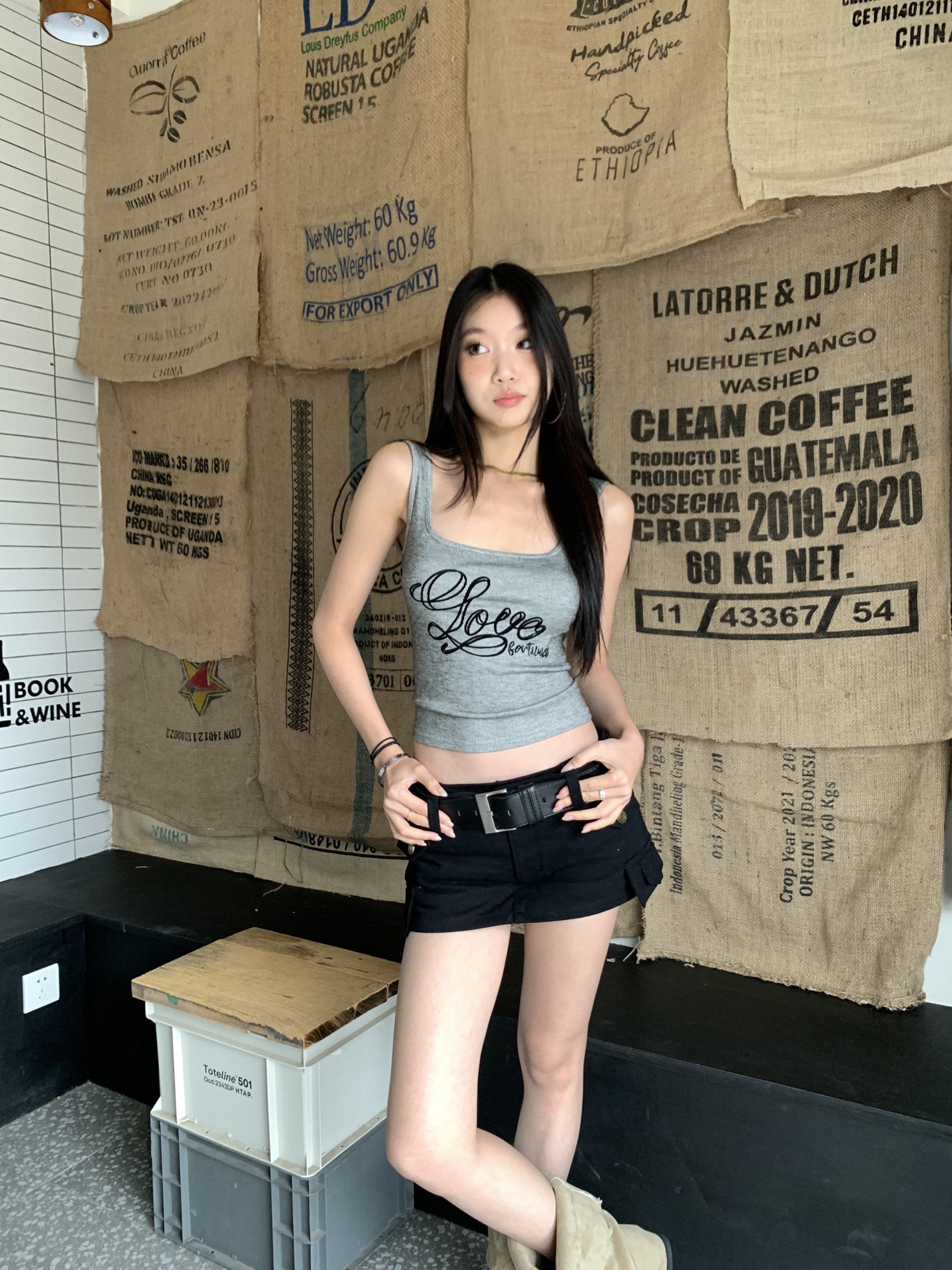 U-neck strapless top, showing the back, short style