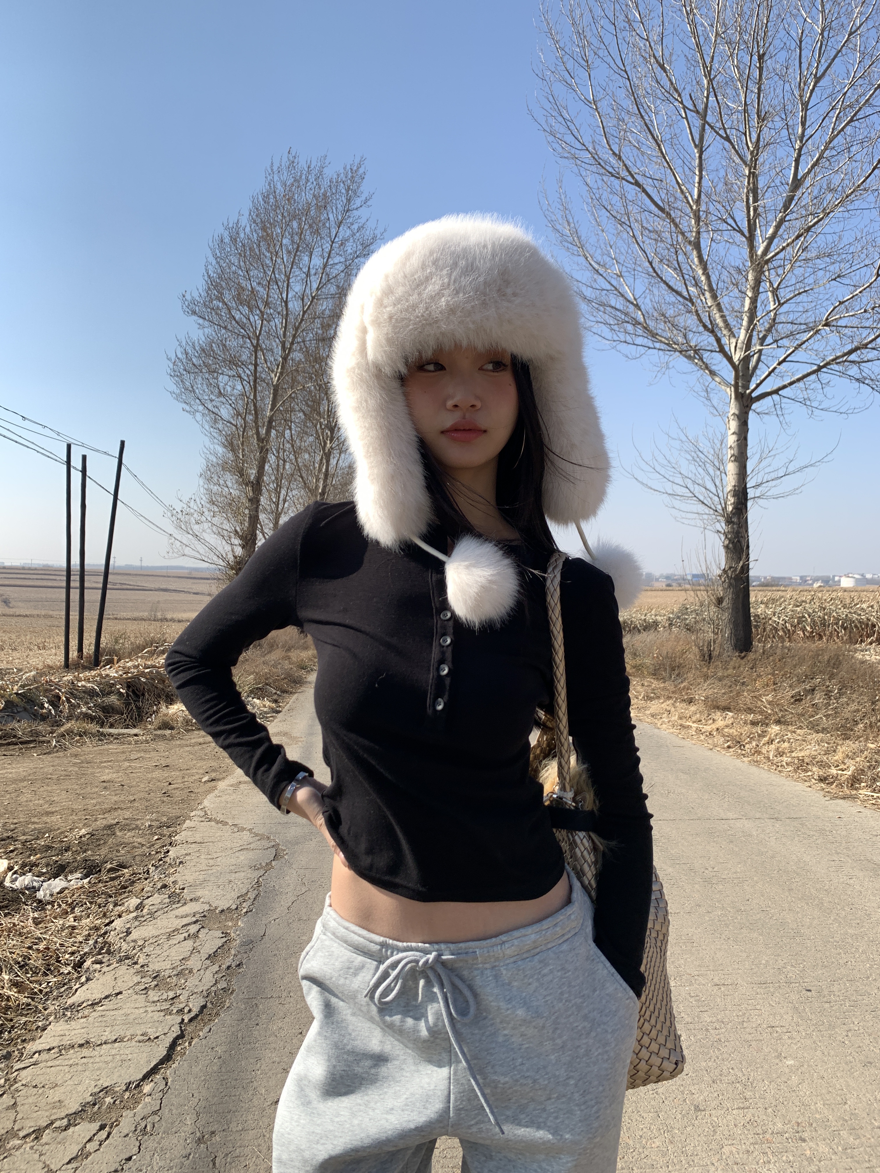 New minimalist long-sleeved T-shirt with round neck design