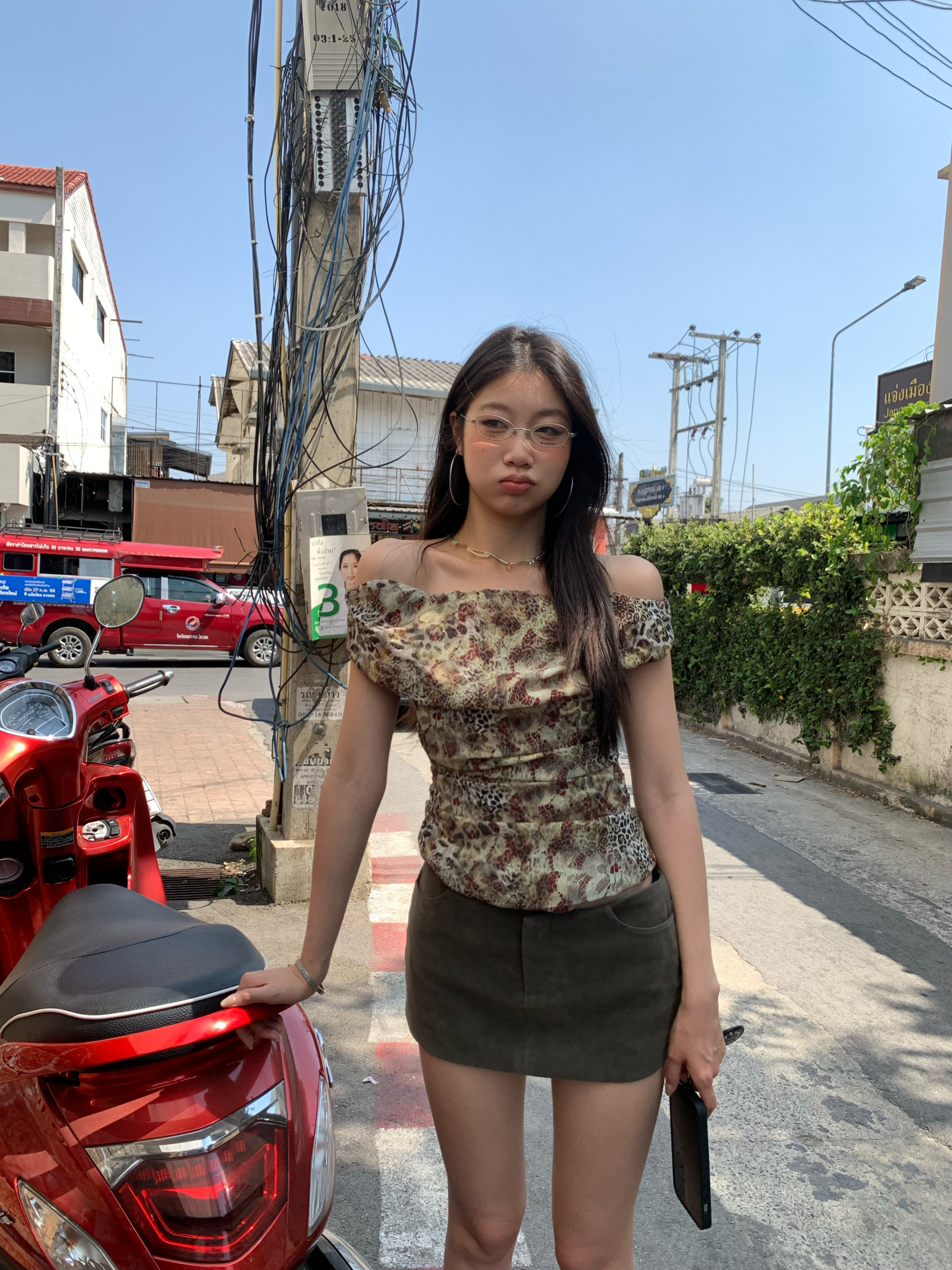 Leopard print off-shoulder top, vintage style, slim-looking, can be worn on many occasions, unique