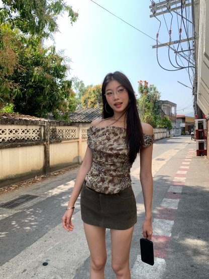 Leopard print off-shoulder top, vintage style, slim-looking, can be worn on many occasions, unique