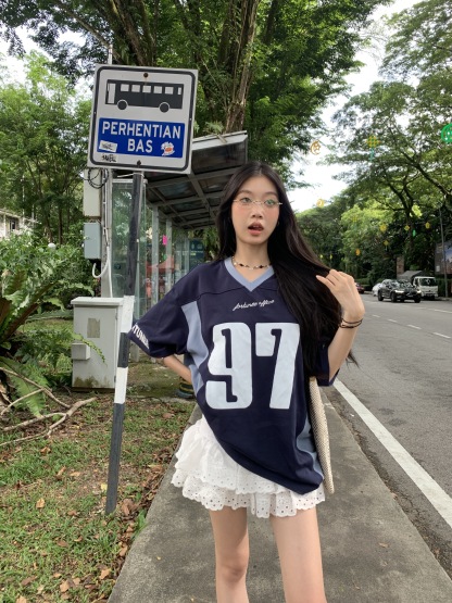 A low-waist short skirt with embroidered patterns, lace-trimmed edges, and a puffy cake-style design.
