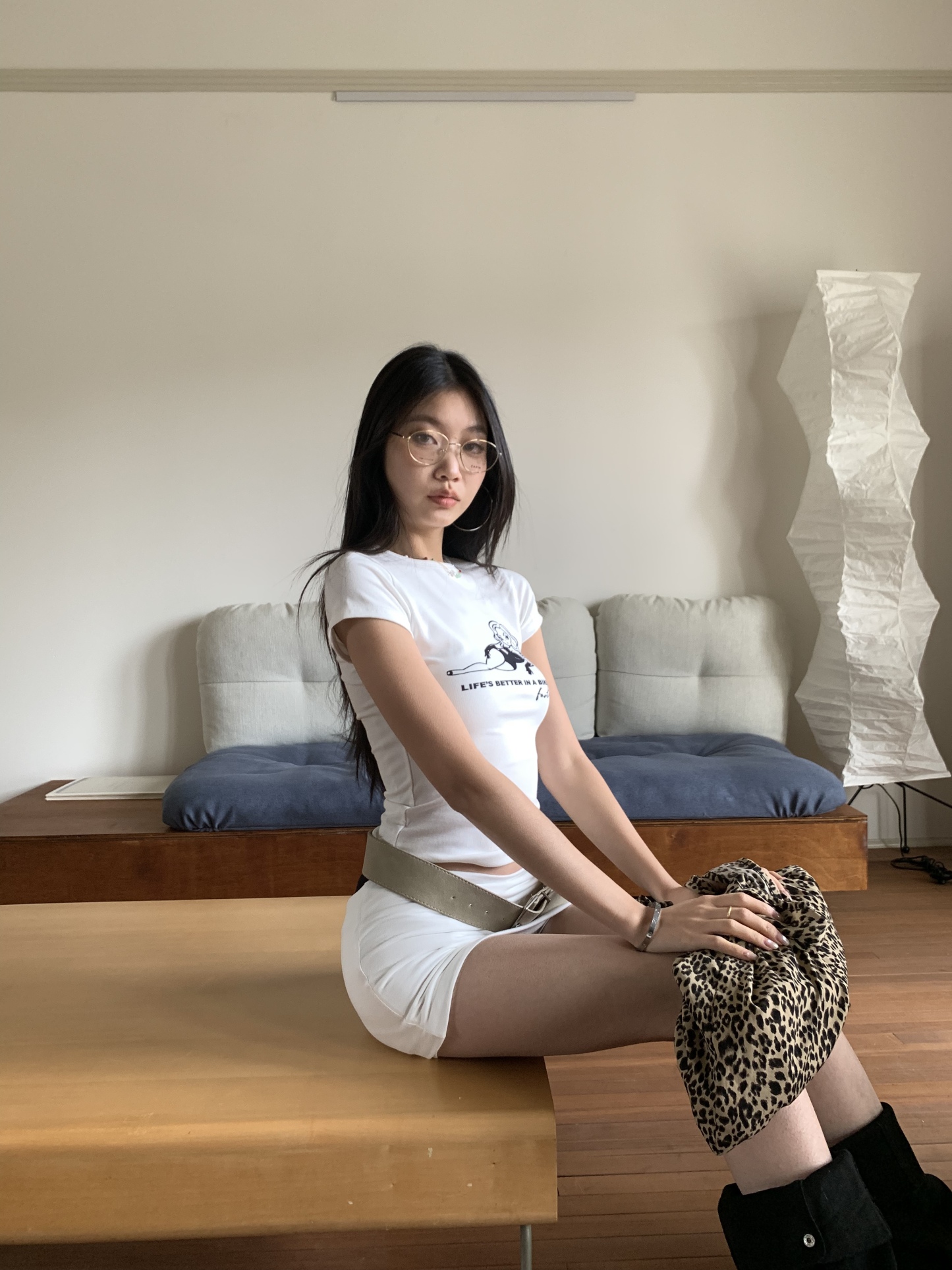 A set of white T-shirt and white low-waist mini skirt, chic, slim-fitting, hot.