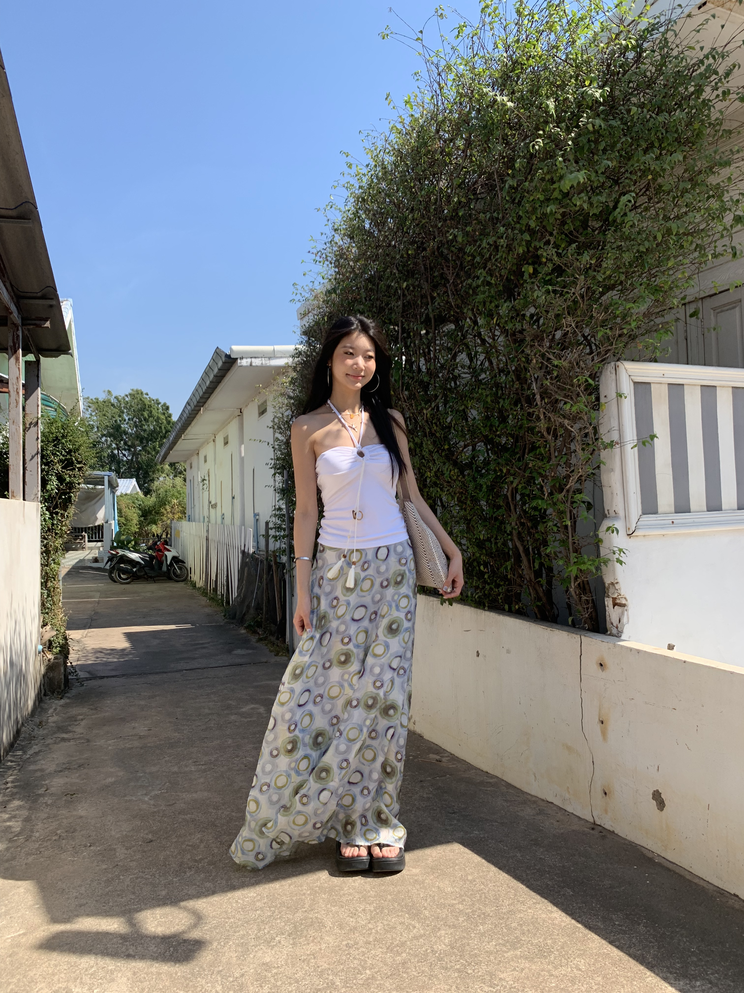 A-line long skirt, high waist, flared, light and comfortable to wear, with a gradient colored circle pattern