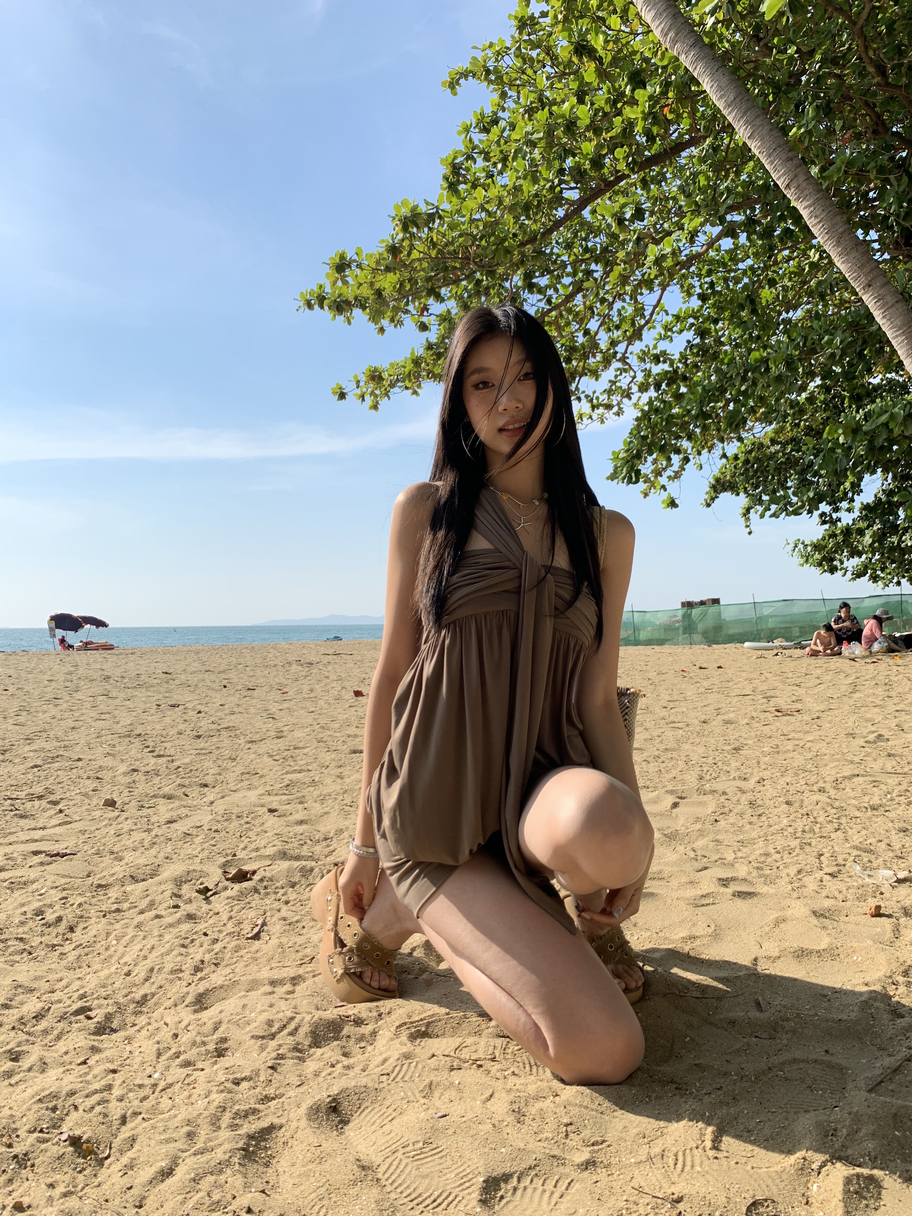 A casual dress with a single strap on one side, a twisted design at the chest, slimming the figure, a chic look designed for summer