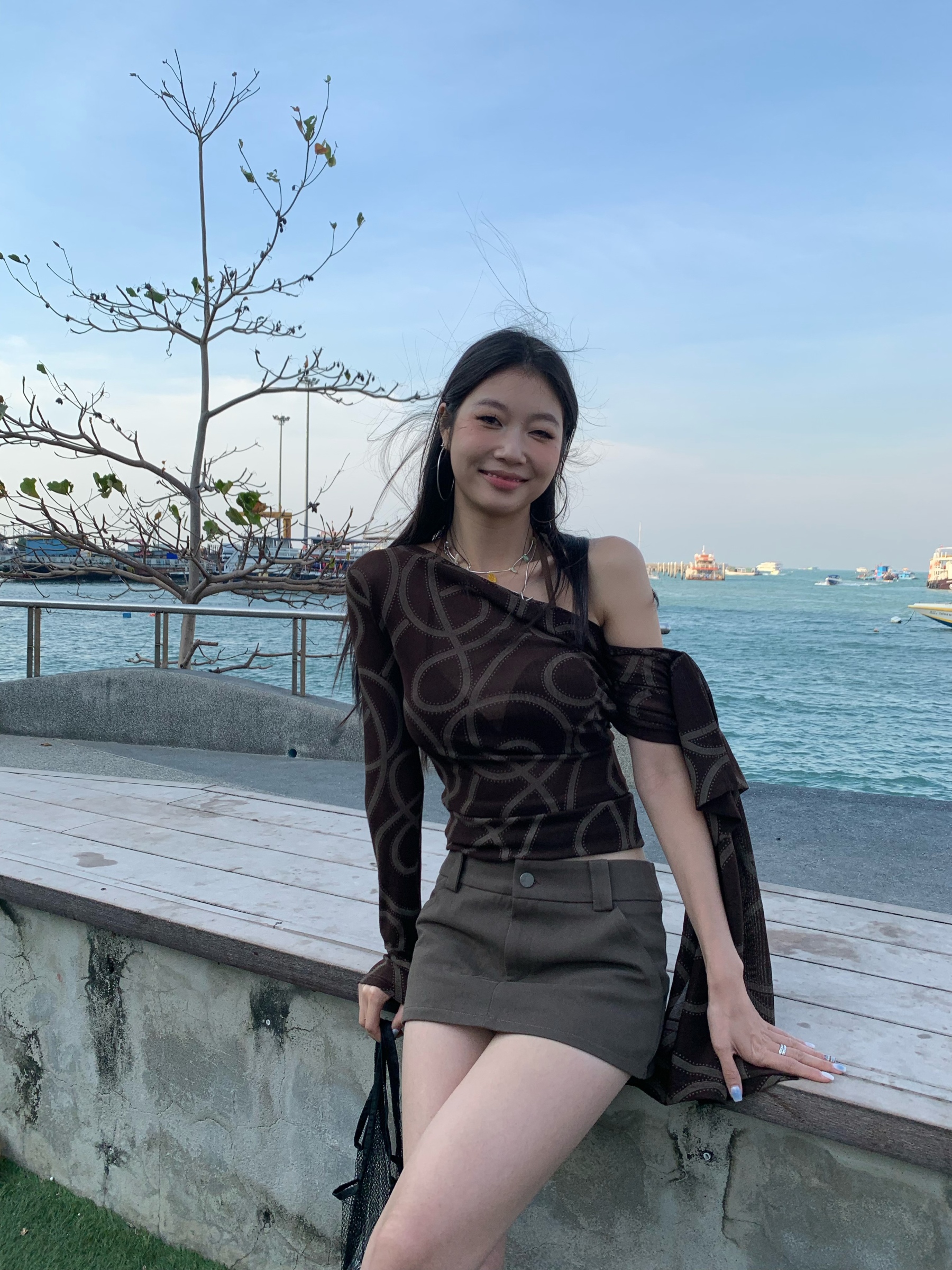 Stylish off-shoulder long-sleeved shirt with side tie, sexy and form-fitting style, thin mesh fabric, new fashion