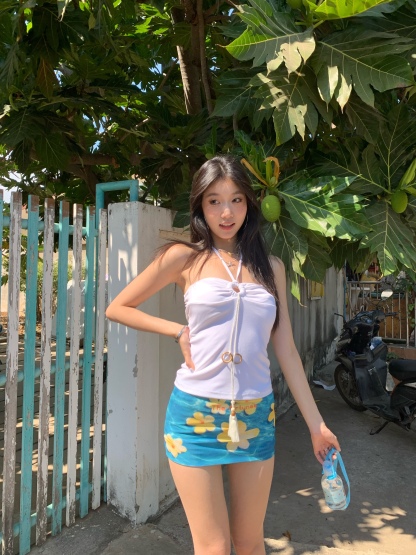 (Very short) low-waist pencil skirt, mesh fabric with frangipani pattern, with lining