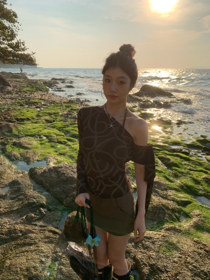 Stylish off-shoulder long-sleeved shirt with side tie, sexy and form-fitting style, thin mesh fabric, new fashion